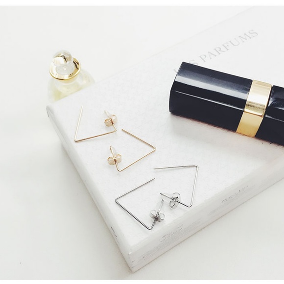 Minimalist Triangle String Stud Earrings - Picture 4 of 5